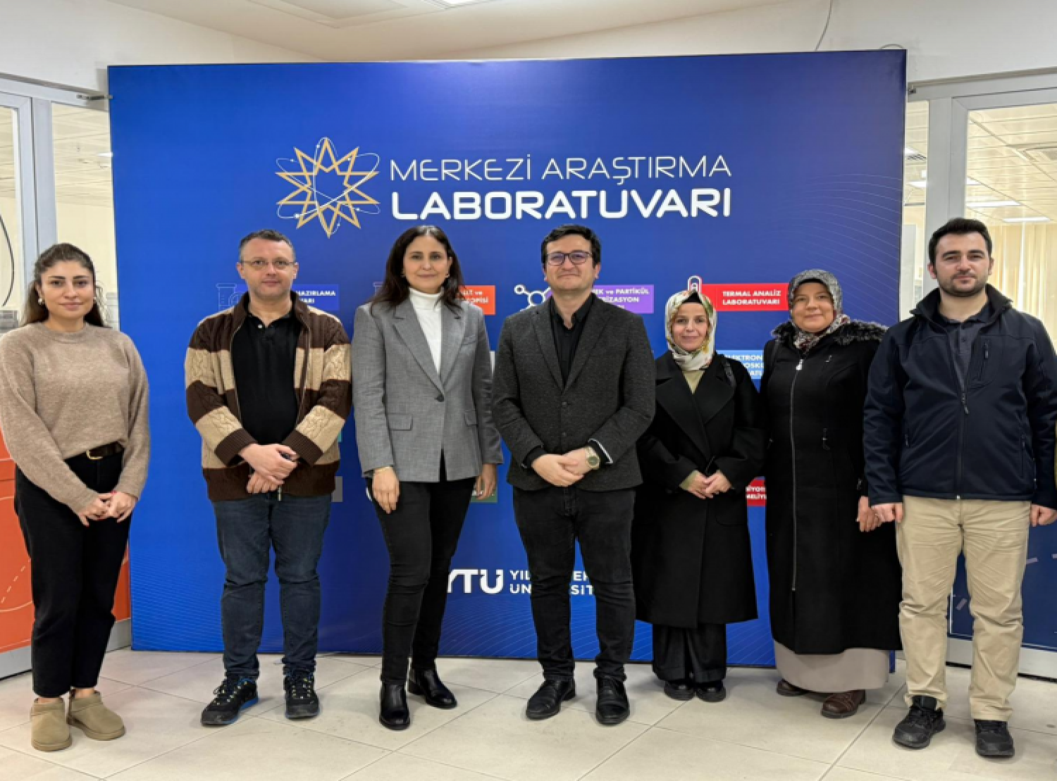SARGEM tarafından Yıldız Teknik Üniversitesi Merkezi Laboratuvarı ziyareti gerçekleştirildi. Ziyaret kapsamında Merkezi Laboratuvar Müdürü Prof. Dr. Rabia Koç Çakır ile görüşmeler yapılarak laboratuvar bünyesinde yer alan cihaz altyapısı ve teknik olanaklar incelendi.